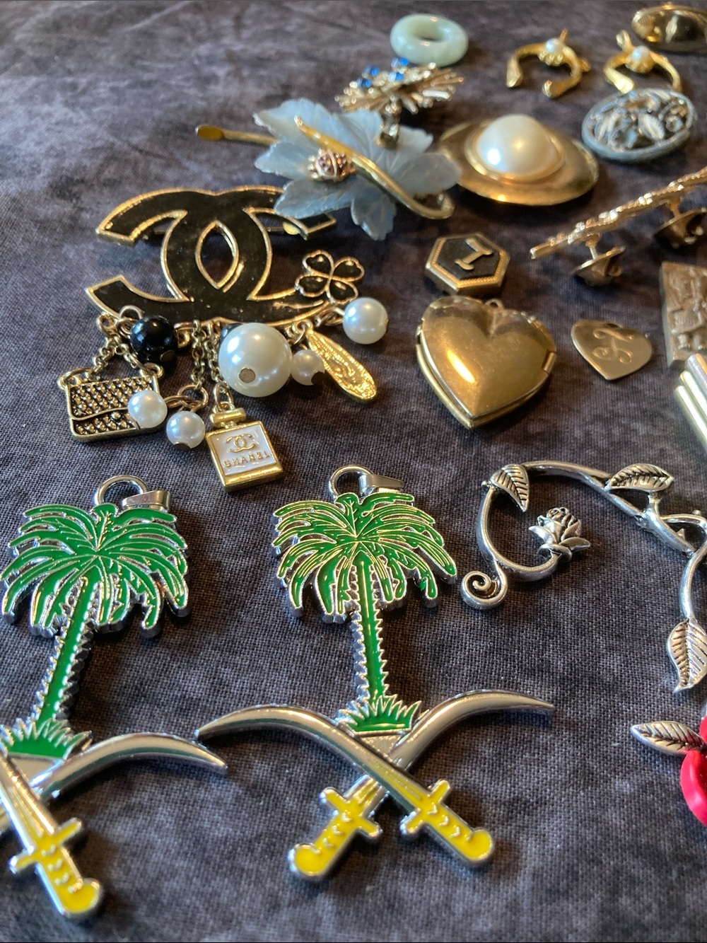 Junk Drawer Trinkets & Oddities cufflinks pins pendants etc - Picture 8 of 12